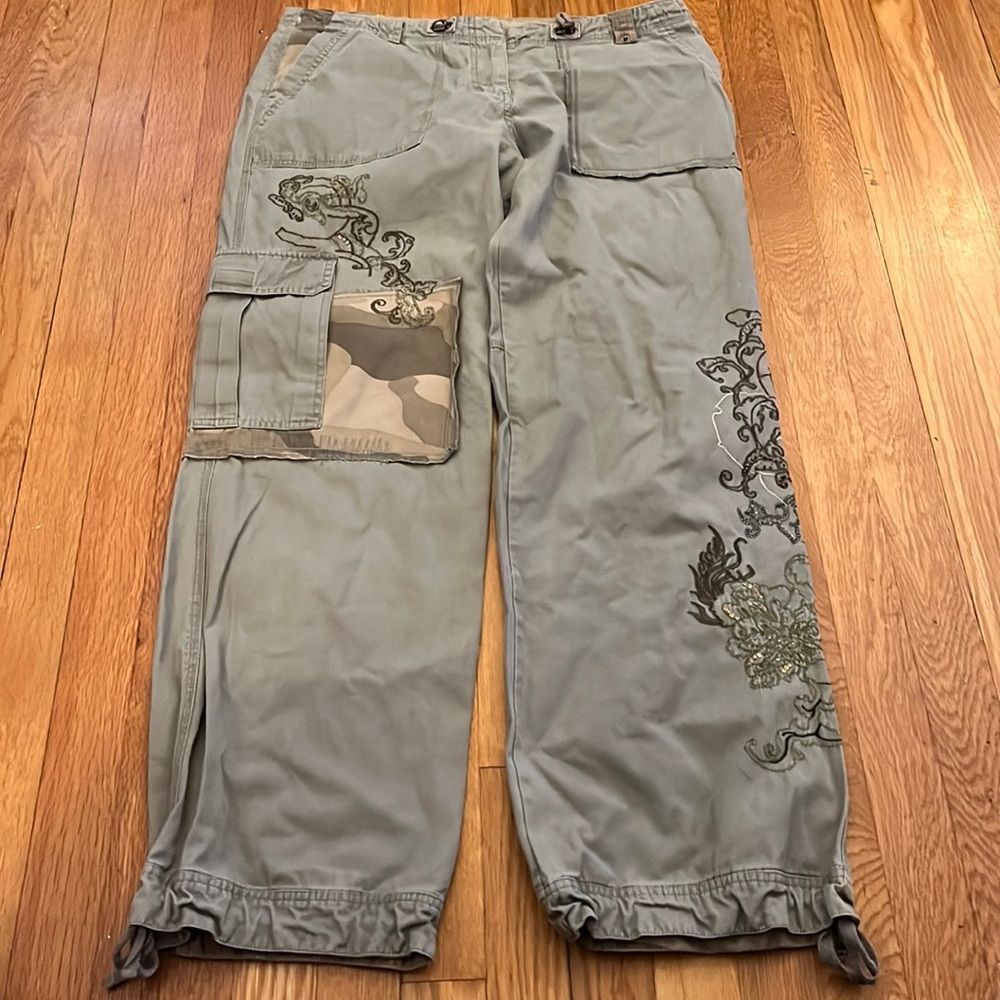 Just noticed • y2k cargo pants with embroidery and camo • size 11